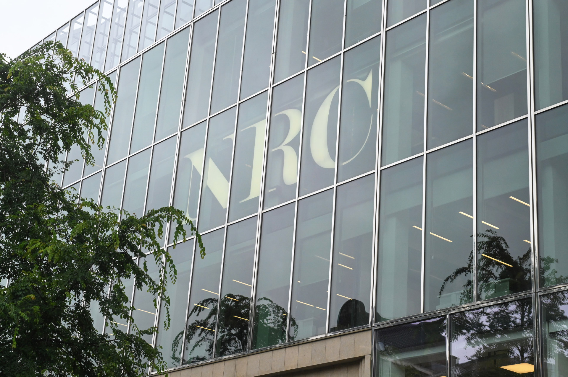 NRC staakt Amsterdamse en Rotterdamse katernen
