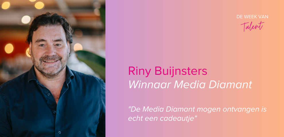 Autocue operator Riny Buijnsters neemt Media Diamant in ontvangst